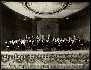 Celý orchestr na jevišti, New York, 1911 (stříbrný želatinový tisk)